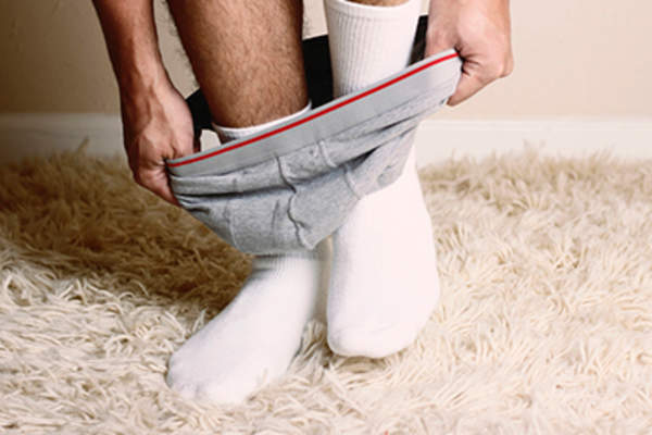 男人穿上内衣。