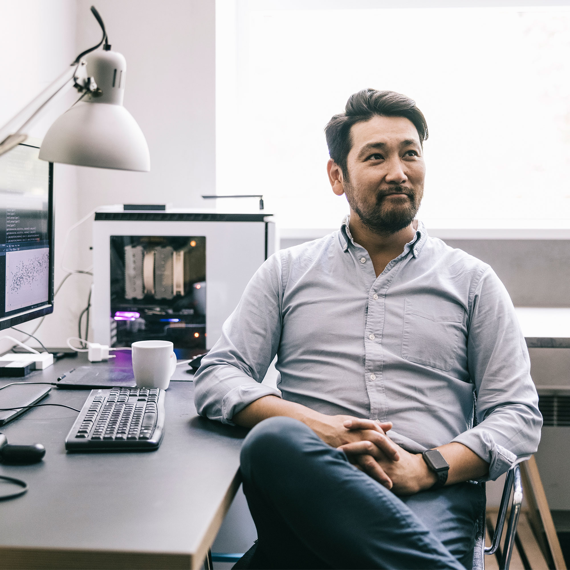 一个男人坐在他的桌子上