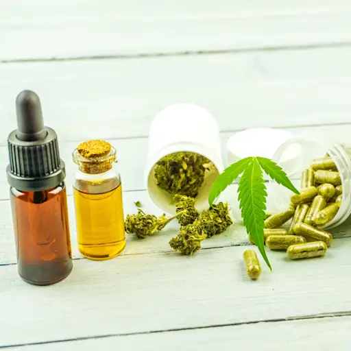 大麻 - 花油菜 - 奶油 - 和CBD丸 - 自然 - 概念 - 农业 - 滥用 - 科学家 - 生长T20 4BDB9L