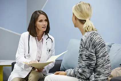一名妇女向她的医生询问有关血清性类风湿关节炎的情况。