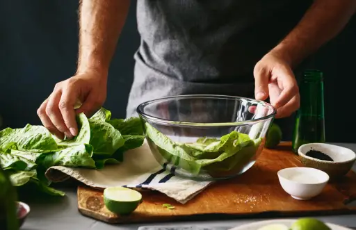 男人制作蔬菜沙拉
