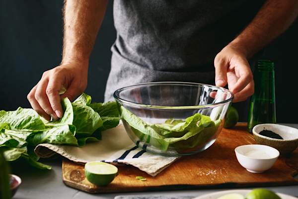 男人做蔬菜沙拉