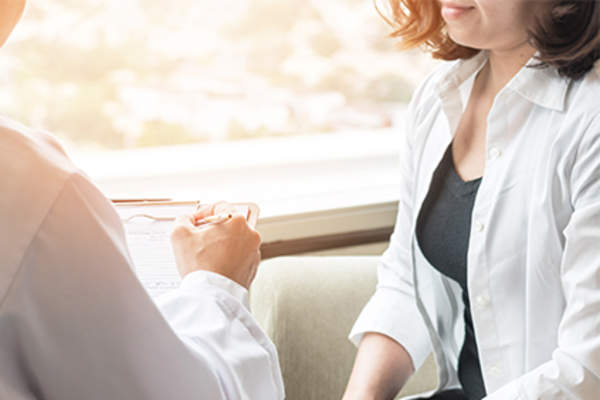 女人和她的医生。