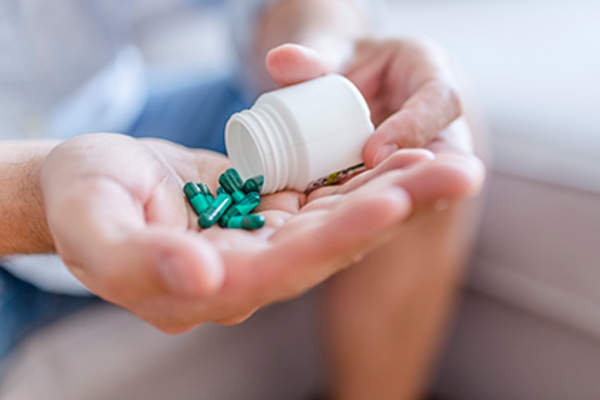 男子服用补充剂。