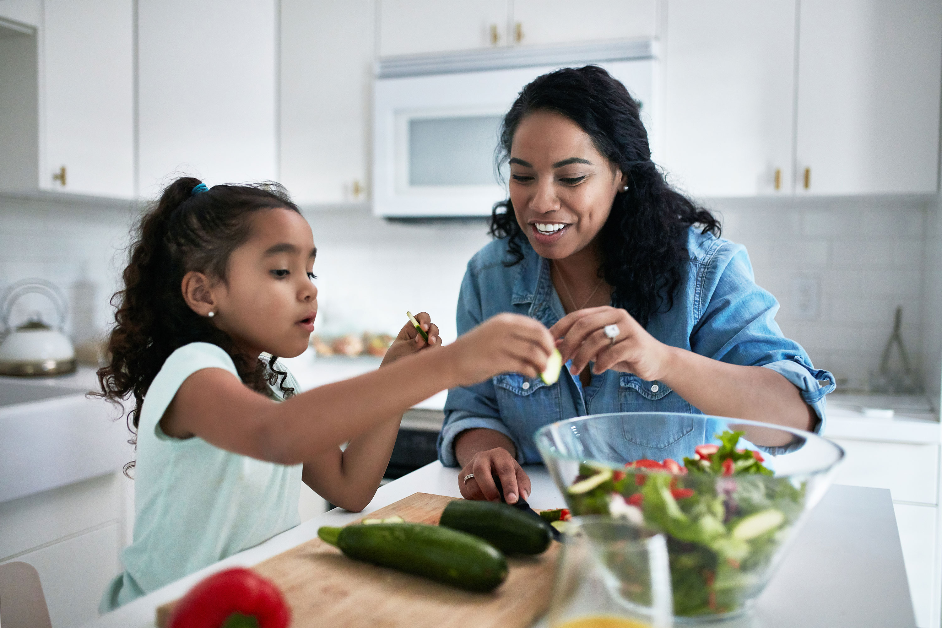 Health Kitchen. Photos of children eating with the Family. Сестра ся из Китая готовит еду и ее семья. Eating foods jpg.