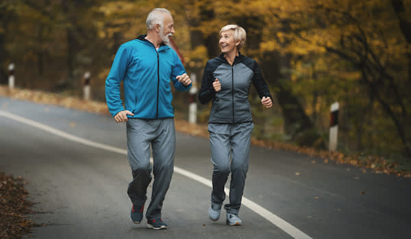 老夫妇跑步来保持健康。