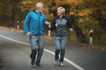 老年夫妇慢跑以保持健康。