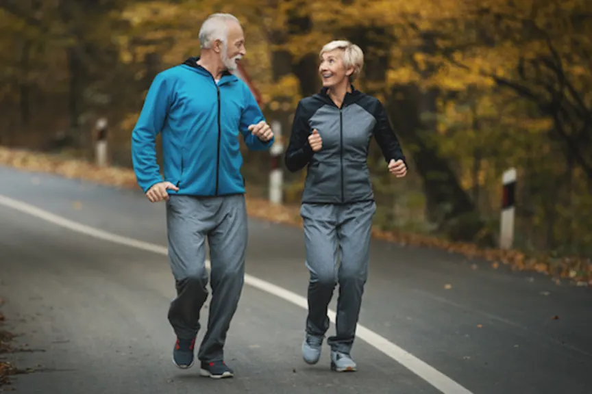 老夫妇通过慢跑来保持健康。