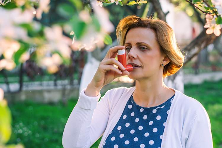 使用吸入器的女人。