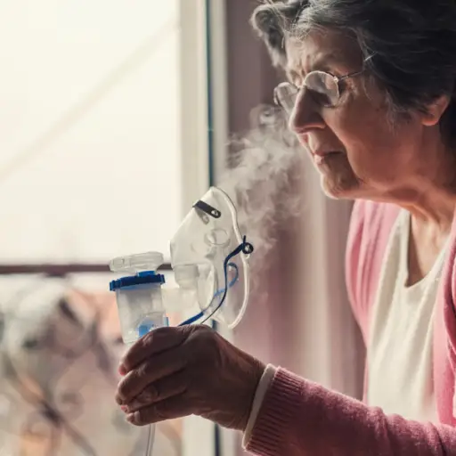 使用雾化器的资深妇女帮助肺纤维化