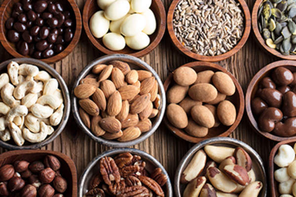 坚果和单独的碗糖果。