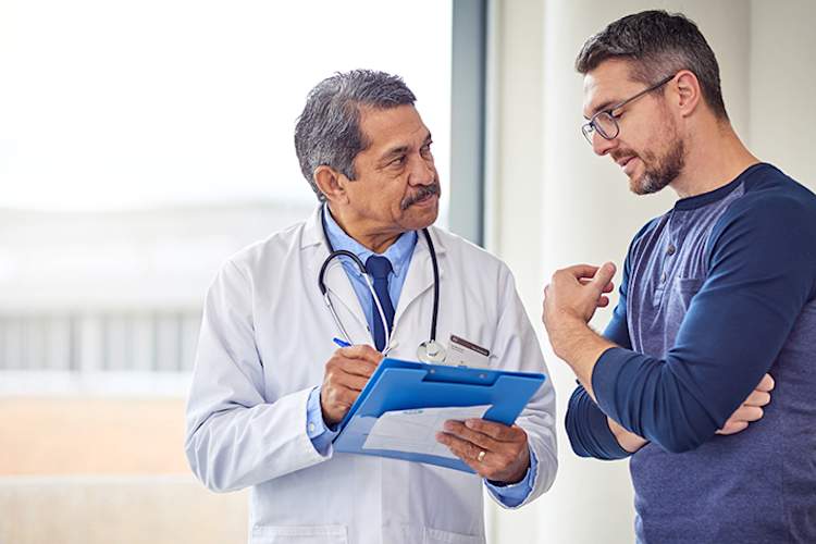 病人和医生在谈话。