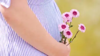 孕妇拿着花