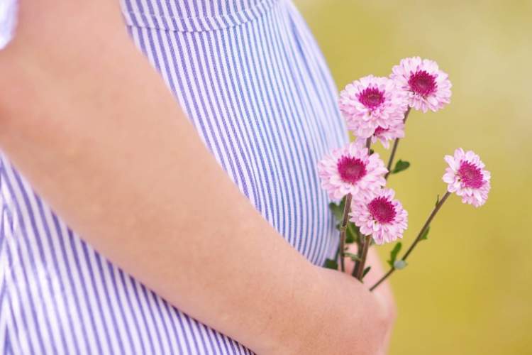 手捧鲜花的孕妇