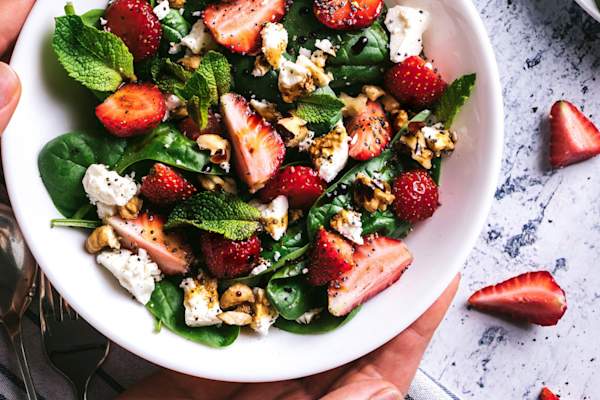 草莓,菠菜和羊奶沙拉