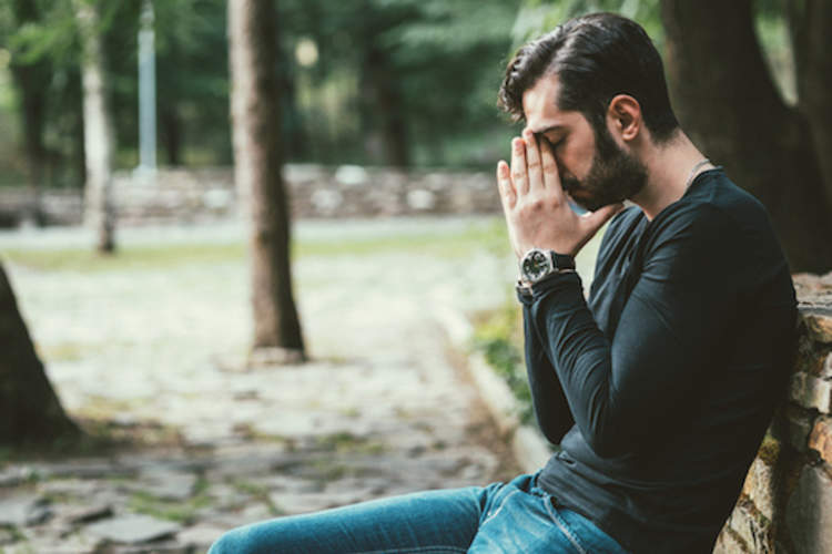 心烦意乱的年轻人