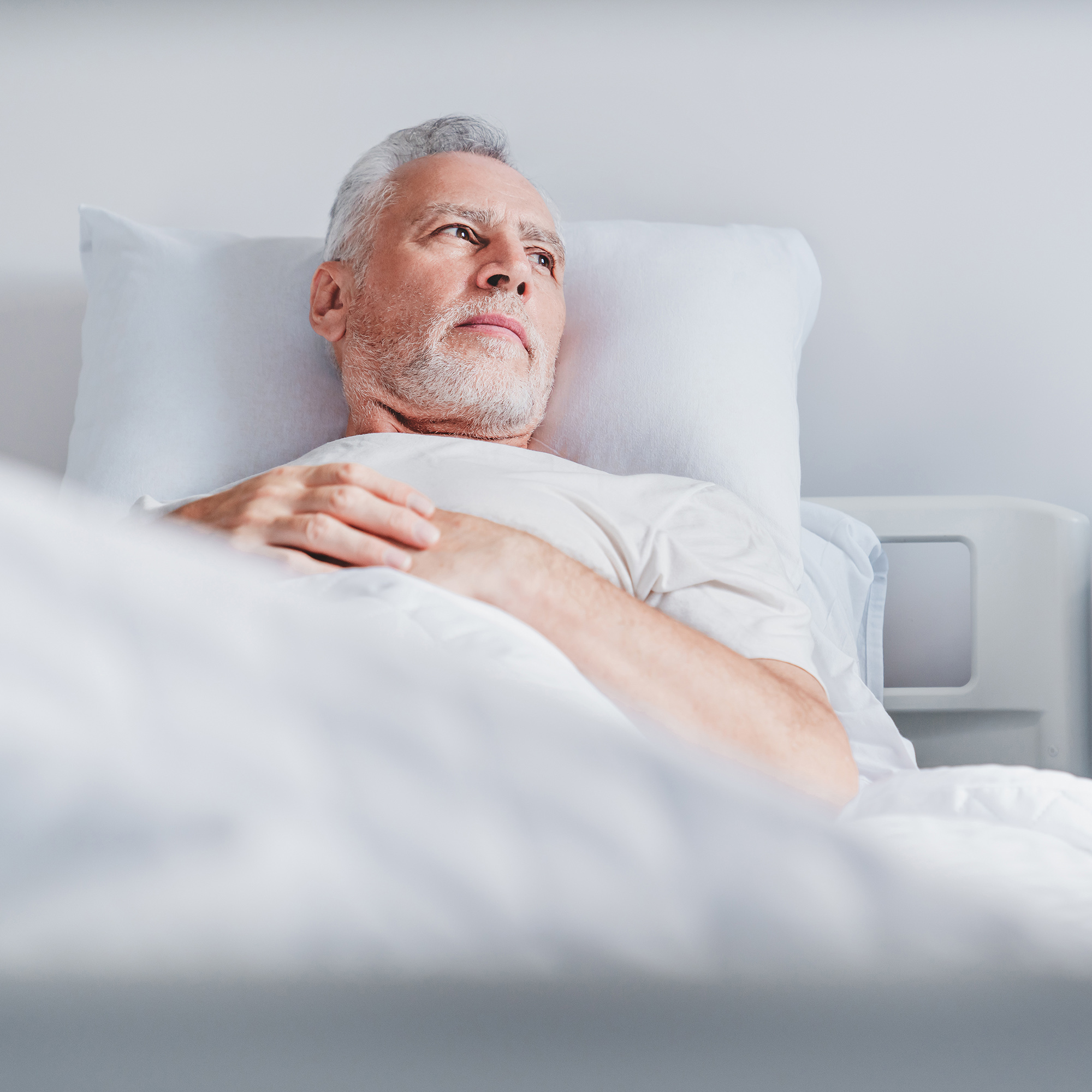 男病人躺在病房的床上休息