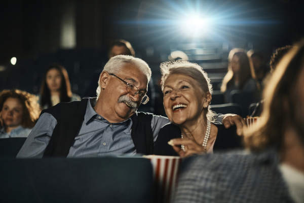 一对老夫妇在看电影