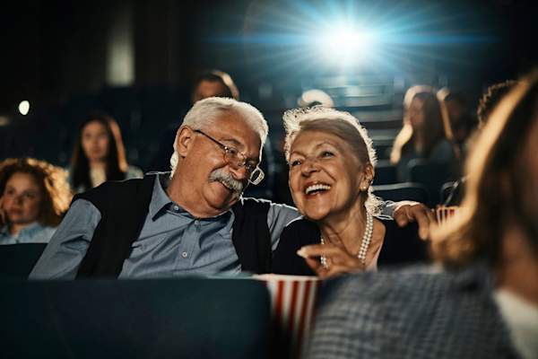 一对老夫妇在看电影