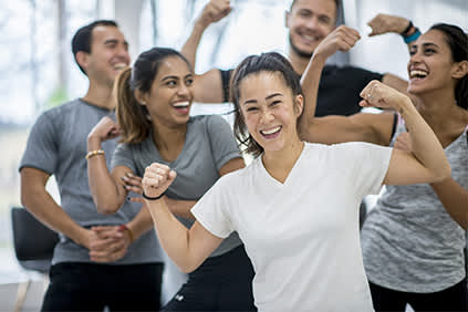 强大的幸福一群年轻人在健身房。