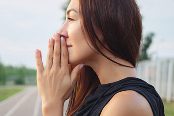 感激的年轻女子。