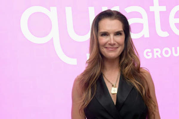 波姬·小丝出席于2018年6月11日在纽约市Qurate零售集团接待。