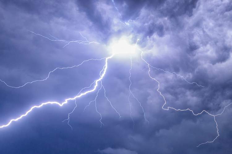 雷暴云配以闪电说明雷暴哮喘