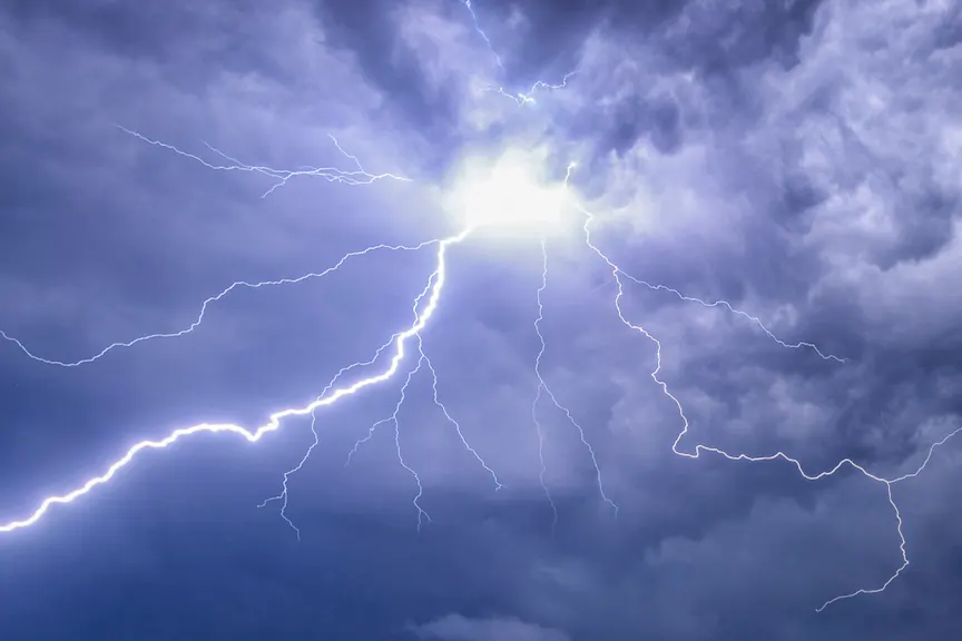 雷雨云配闪电,说明雷雨哮喘