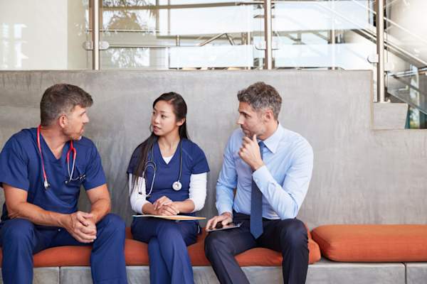 医疗专家坐在一起聊天