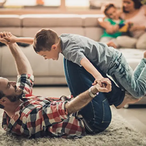男人和他的儿子一起玩可能会引发类风湿性关节炎火光。
