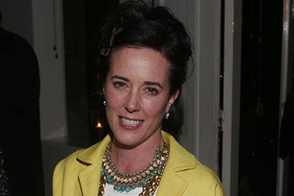 馆长凯特·丝蓓出席摄影师斯利姆·阿伦斯的工作的画廊展览。