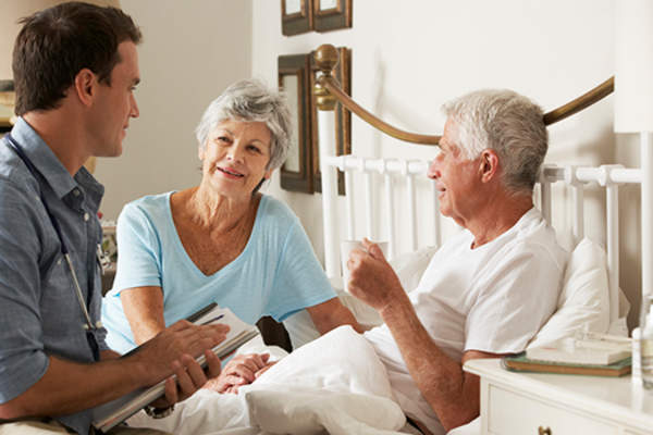 老年男子与妻子在家接受姑息治疗。