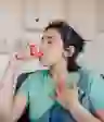 妇女使用救援吸入器