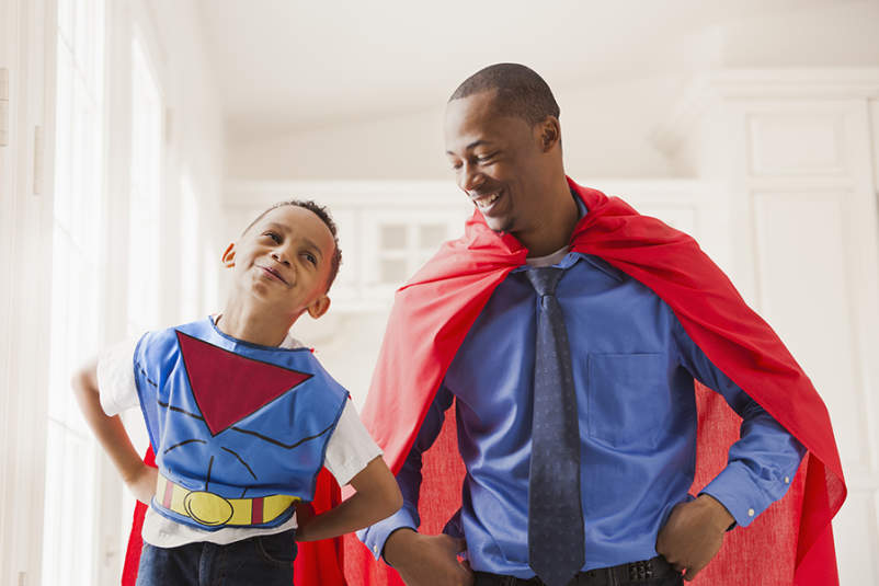 父亲和儿子打扮成超级英雄