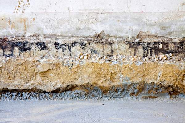 用于通风爬行空间的一个古老的红砖建筑施工准备阶段