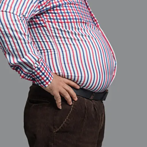 一个超重男人的腹部侧面图。