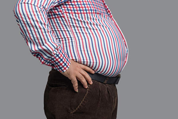一个超重男人的腹部侧面图。