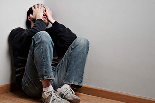 失意的男人在角落里