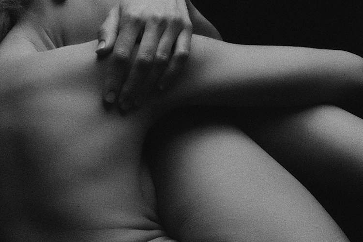 女子裸露的皮肤。