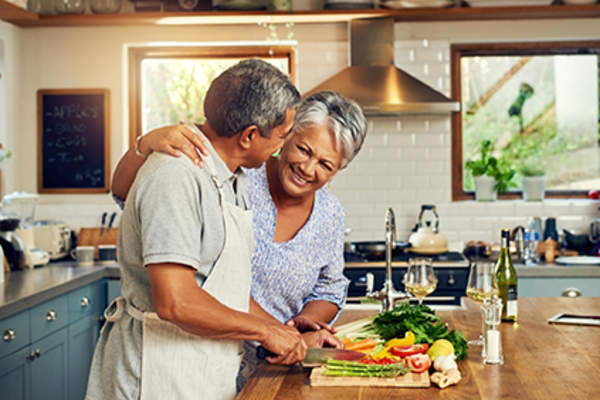 老夫妻一起做饭。