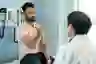 一种man speaks to his doctor about shoulder pain