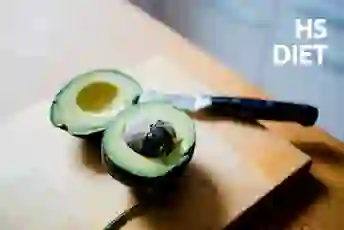 牛油果放在砧板上