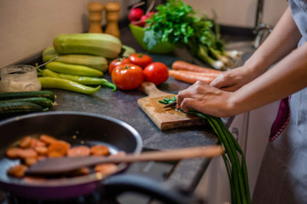 烹饪健康的食物。