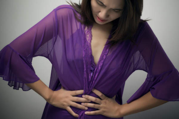 女人准备睡觉了,但肠易激综合症发作了。