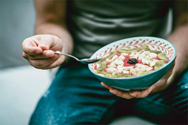 男人吃纯素食餐。