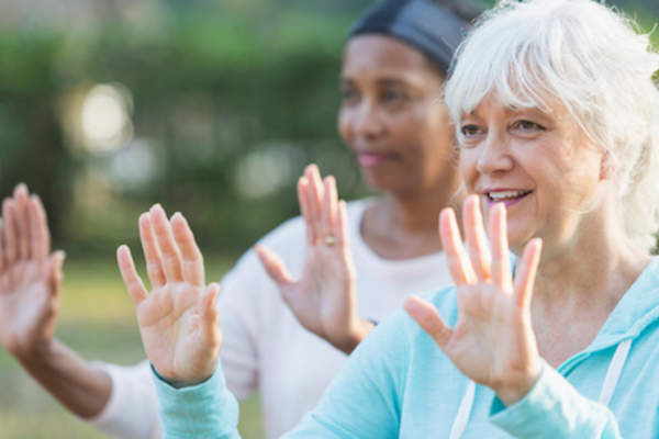 老年妇女打太极