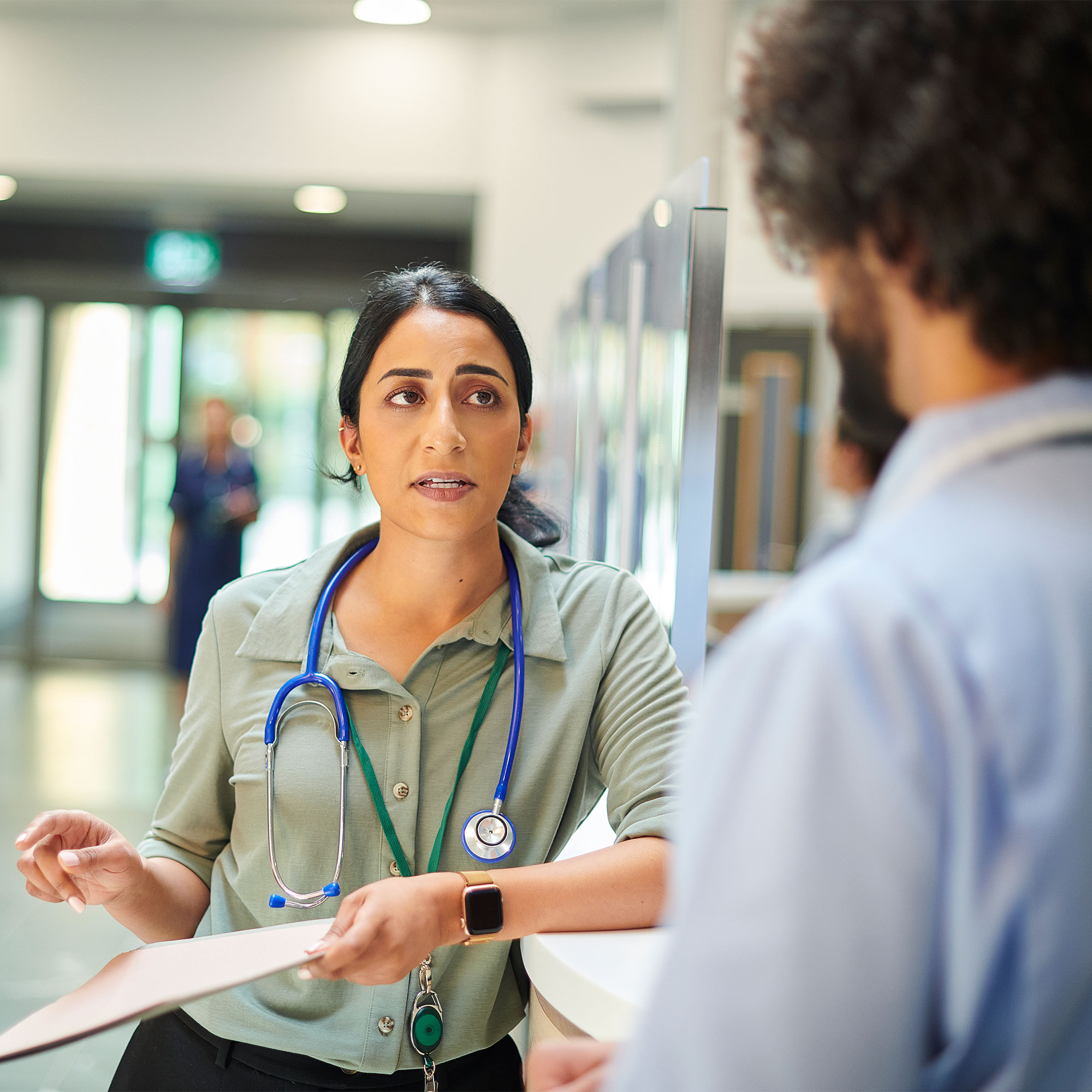 医生在医院与患者说话