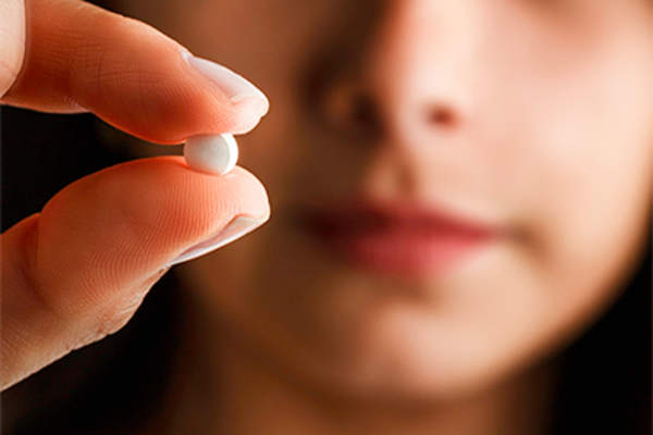 女人丸后拿着早晨。