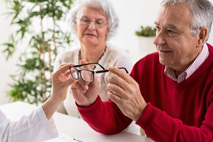 渐进镜片可能会提高跌倒风险