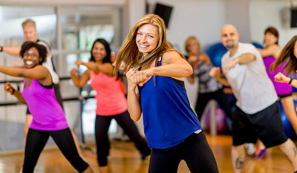 微笑的女子在跆拳道课上。